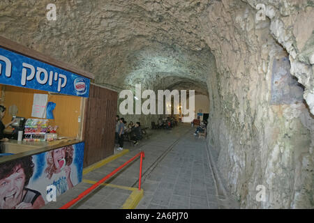 Israël. Rosh Hanikra la falaise blanche est une falaise de craie sur la plage d'Upper-Galilee à la frontière entre Israël et le Liban, ce tunnel a été utilisé par Banque D'Images