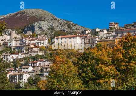 Civitella Alfedena, terre des loups et des lynx, est un beau village médiéval situé en plein coeur du Parc National des Abruzzes, du Latium et Molise Banque D'Images