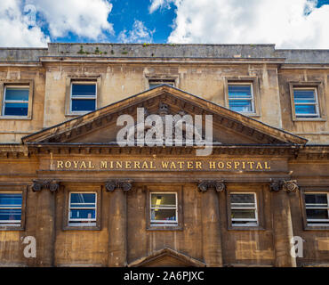 L'Hôpital Royal d'eau minérale signe sur des capacités, baignoire, Somerset, Royaume-Uni. Banque D'Images