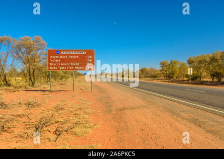 Uluru, dans le Territoire du Nord, Australie - Aug 22, 2019 : Lasseter Highway pancarte, un 244 km route relie Yulara, Ayers Rock Resort, Kata Banque D'Images