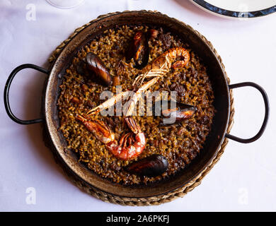 Vue de dessus de la marinera paella valencienne avec moules et crevettes servi en métal traditionnel pan Banque D'Images