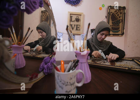 (191028) -- Gaza, 28 octobre, 2019 (Xinhua) -- l'artiste palestinien Abou Hala Qaoud pièces fait de l'art en utilisant les grains de café à son domicile dans le sud de la bande de Gaza ville de Rafah, 28 octobre, 2019. Abu Qaoud, 20 études, les beaux-arts à une université locale à Gaza. Elle vend ses morceaux d'art sur les plates-formes de médias sociaux. (Photo de Khaled Omar/Xinhua) Banque D'Images