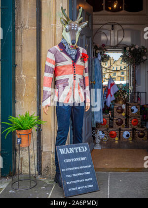 Mannequin avec tête de cerf et union jack à l'extérieur veste vintage shop à Bath, Somerset, Royaume-Uni. Banque D'Images