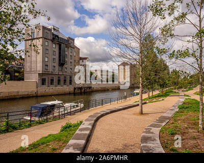 Baignoire Quays Waterside salon à côté de la rivière Avon, Bath, Somerset, Royaume-Uni. Banque D'Images