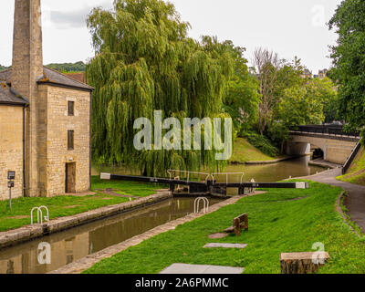 Kennet & Avon Canal - l'écluse 7, et la station de pompage de l'usine dé, baignoire, Somerset, Royaume-Uni. Banque D'Images