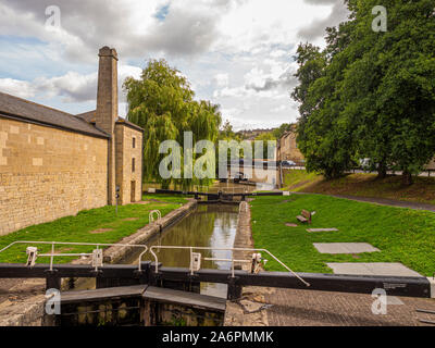 Kennet & Avon Canal - l'écluse 7, et la station de pompage de l'usine dé, baignoire, Somerset, Royaume-Uni. Banque D'Images