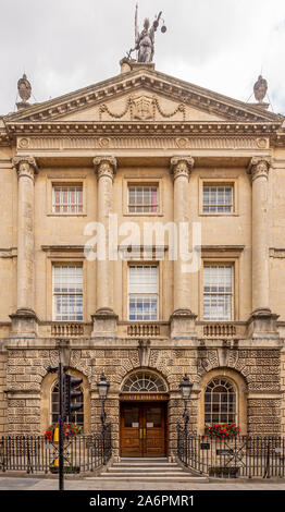 Façade extérieure du Guildhall, un bâtiment classé de grade 1, emplacement du bureau de registre de Bath, Somerset, Angleterre. Banque D'Images