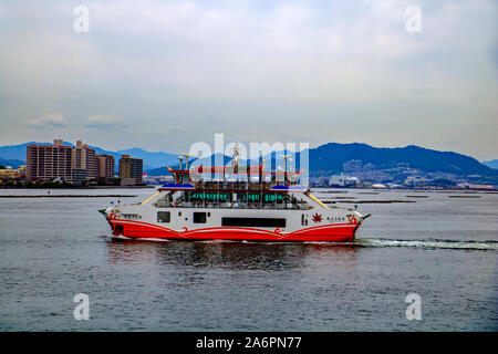 Un ferry de prendre les passagers et les voitures de l'autre côté de la Mer Intérieure de Seto, d'Hiroshima à l'île de Miyajima au Japon Banque D'Images