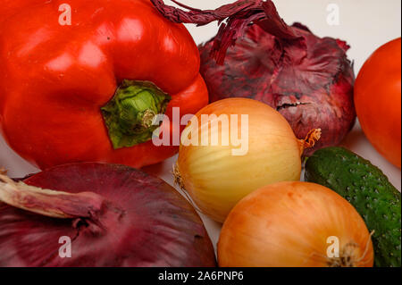 Tomates, concombres, poivrons et oignons sur fond blanc. Régime alimentaire sain. Régime alimentaire de remise en forme Banque D'Images