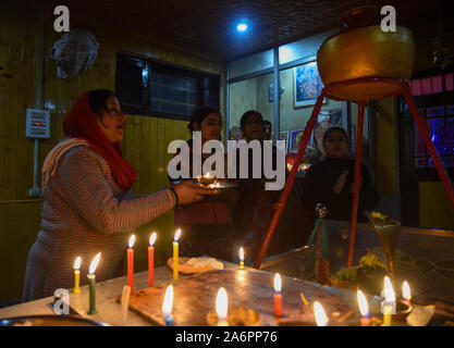 Srinagar, Inde. 27 Oct, 2019. Les dévots prient à l'intérieur d'un temple pendant le festival.Diwali est la réunion de cinq jours de la fête des Lumières, célébrée par des millions d'hindous, sikhs et Jaïns à travers le monde. Diwali qui pour certains coïncide également avec la récolte et fêtes de fin d'année, est un festival de nouveaux commencements et le triomphe du bien sur le mal, et la lumière sur les ténèbres. Credit : SOPA/Alamy Images Limited Live News Banque D'Images