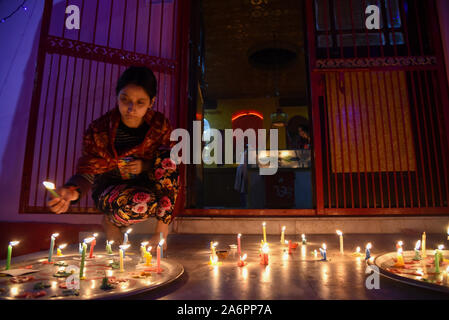 Srinagar, Inde. 27 Oct, 2019. Une jeune fille hindoue cachemirienne bougies allume à l'intérieur d'un temple pendant le festival.Diwali est la réunion de cinq jours de la fête des Lumières, célébrée par des millions d'hindous, sikhs et Jaïns à travers le monde. Diwali qui pour certains coïncide également avec la récolte et fêtes de fin d'année, est un festival de nouveaux commencements et le triomphe du bien sur le mal, et la lumière sur les ténèbres. Credit : SOPA/Alamy Images Limited Live News Banque D'Images