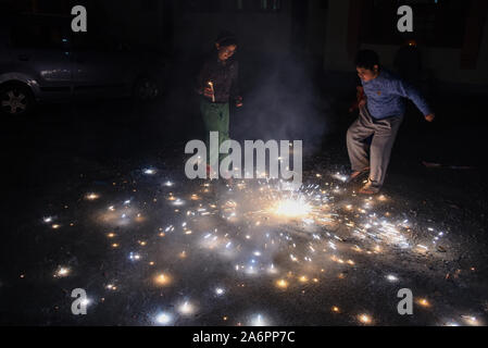 Srinagar, Inde. 27 Oct, 2019. Pandits du Cachemire lumière pétards pendant le festival.Diwali est la réunion de cinq jours de la fête des Lumières, célébrée par des millions d'hindous, sikhs et Jaïns à travers le monde. Diwali qui pour certains coïncide également avec la récolte et fêtes de fin d'année, est un festival de nouveaux commencements et le triomphe du bien sur le mal, et la lumière sur les ténèbres. Credit : SOPA/Alamy Images Limited Live News Banque D'Images