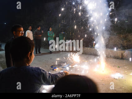 Srinagar, Inde. 27 Oct, 2019. Pandits du Cachemire lumière pétards pendant le festival.Diwali est la réunion de cinq jours de la fête des Lumières, célébrée par des millions d'hindous, sikhs et Jaïns à travers le monde. Diwali qui pour certains coïncide également avec la récolte et fêtes de fin d'année, est un festival de nouveaux commencements et le triomphe du bien sur le mal, et la lumière sur les ténèbres. Credit : SOPA/Alamy Images Limited Live News Banque D'Images