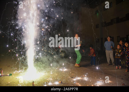 Srinagar, Inde. 27 Oct, 2019. Pandits du Cachemire lumière pétards pendant le festival.Diwali est la réunion de cinq jours de la fête des Lumières, célébrée par des millions d'hindous, sikhs et Jaïns à travers le monde. Diwali qui pour certains coïncide également avec la récolte et fêtes de fin d'année, est un festival de nouveaux commencements et le triomphe du bien sur le mal, et la lumière sur les ténèbres. Credit : SOPA/Alamy Images Limited Live News Banque D'Images