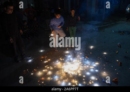 Srinagar, Inde. 27 Oct, 2019. Pandits du Cachemire lumière pétards pendant le festival.Diwali est la réunion de cinq jours de la fête des Lumières, célébrée par des millions d'hindous, sikhs et Jaïns à travers le monde. Diwali qui pour certains coïncide également avec la récolte et fêtes de fin d'année, est un festival de nouveaux commencements et le triomphe du bien sur le mal, et la lumière sur les ténèbres. Credit : SOPA/Alamy Images Limited Live News Banque D'Images