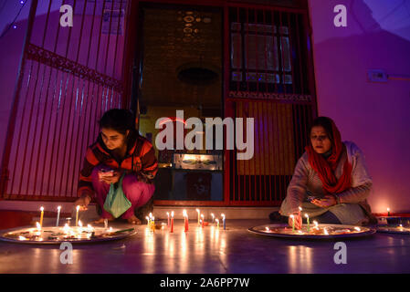 Srinagar, Inde. 27 Oct, 2019. Les hindous du Cachemire allumer des bougies à l'intérieur d'un temple pendant le festival.Diwali est la réunion de cinq jours de la fête des Lumières, célébrée par des millions d'hindous, sikhs et Jaïns à travers le monde. Diwali qui pour certains coïncide également avec la récolte et fêtes de fin d'année, est un festival de nouveaux commencements et le triomphe du bien sur le mal, et la lumière sur les ténèbres. Credit : SOPA/Alamy Images Limited Live News Banque D'Images