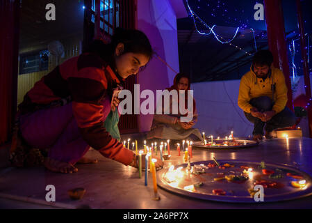 Srinagar, Inde. 27 Oct, 2019. Les hindous du Cachemire allumer des bougies à l'intérieur d'un temple pendant le festival.Diwali est la réunion de cinq jours de la fête des Lumières, célébrée par des millions d'hindous, sikhs et Jaïns à travers le monde. Diwali qui pour certains coïncide également avec la récolte et fêtes de fin d'année, est un festival de nouveaux commencements et le triomphe du bien sur le mal, et la lumière sur les ténèbres. Credit : SOPA/Alamy Images Limited Live News Banque D'Images