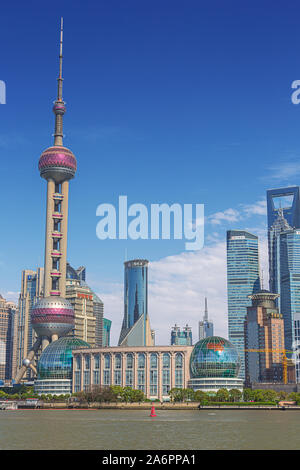 Editorial : SHANGHAI, CHINE, le 16 avril 2019 - avec la rivière Huangpu Pudong vu du Bund à Shanghai Banque D'Images