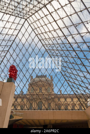 Grande vue portrait de l'aile Richelieu à travers le verre de la pyramide du Louvre à Paris à partir du hall souterrain avec la sculpture rouge et de... Banque D'Images