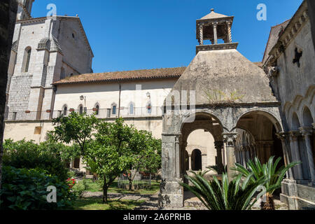 Cloître de l'abbaye de Fossanova, Latina, Latium, Italie, monument médiéval Banque D'Images