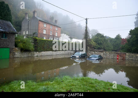 Les voitures sont submergés dans Longhope inférieur, où la pluie de la Welsh Hills et les hautes marées ont envahi le village, qui se trouve à côté des rives de la rivière Wye, les rendant impraticables. Banque D'Images