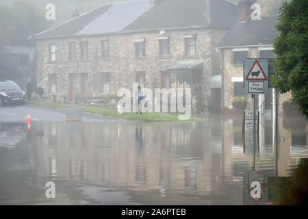 L'inondation des rues et de la route principale B4234 en basse commune où la pluie de la Welsh Hills et les hautes marées ont envahi le village, qui se trouve à côté des rives de la rivière Wye, les rendant impraticables. Banque D'Images