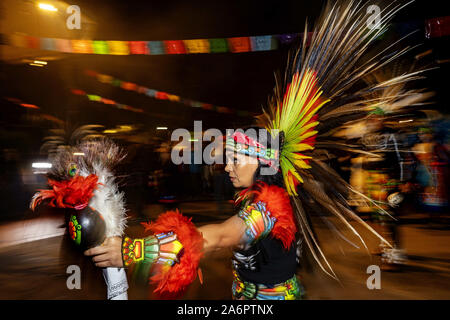 Los Angeles, Californie, USA. Mar 15, 2019. Aztec dancer au cours de la dia De Los Muertos (Jour des Morts) Défilé de la Alvarado Street à Los Angeles.L'événement célèbre la vie des êtres chers décédés et inclut une procession nocturne, autels, danseurs aztèques et du crâne face painting. Ronen Crédit : Tivony SOPA/Images/ZUMA/Alamy Fil Live News Banque D'Images