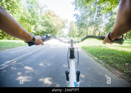 Les mains de motards, vue de cycliste vélo plein air équitation , POV Banque D'Images