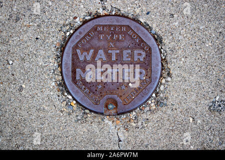 Historique ancien métal compteur ford fort type d'entreprise x couvercle du compteur d'eau Columbus Indiana USA Banque D'Images