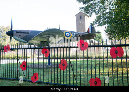 Biggin Hill, Royaume-Uni. 28 Oct, 2019. Biggin Hill conseillers et d'un groupe de volontaires placés coquelicots en face de la Chapelle St George et sur mât dans les environs. La porte des tuteurs, qui sont un Spitfire et Hurricane sont un hommage à l'aérodrome de célèbre qui a été utilisé pendant la Seconde Guerre mondiale Photo : Keith Larby/Alamy Live News Banque D'Images