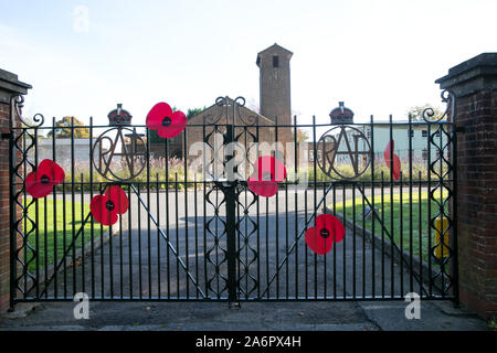 Biggin Hill, Royaume-Uni. 28 Oct, 2019. Biggin Hill conseillers et d'un groupe de volontaires placés coquelicots en face de la Chapelle St George et sur mât dans les environs. La porte des tuteurs, qui sont un Spitfire et Hurricane sont un hommage à l'aérodrome de célèbre qui a été utilisé pendant la Seconde Guerre mondiale Photo : Keith Larby/Alamy Live News Banque D'Images