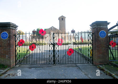 Biggin Hill, Royaume-Uni. 28 Oct, 2019. Biggin Hill conseillers et d'un groupe de volontaires placés coquelicots en face de la Chapelle St George et sur mât dans les environs. La porte des tuteurs, qui sont un Spitfire et Hurricane sont un hommage à l'aérodrome de célèbre qui a été utilisé pendant la Seconde Guerre mondiale Photo : Keith Larby/Alamy Live News Banque D'Images