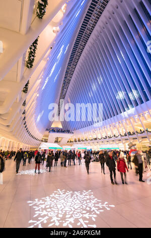 L'Oculus intérieur avec des décorations de Noël en hiver. Le Westfield World Trade Center, Manhattan, Financial District, New York City, NY, USA Banque D'Images