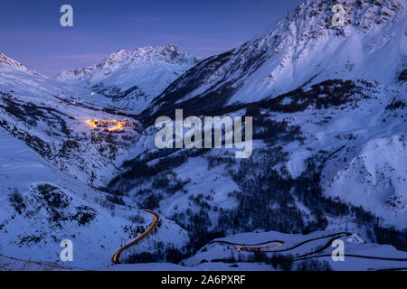 Afterglow alpin sur le village de Villar-d'Arêne en hiver (Parc National des Écrins). Vallée de la Romanche, Hautes-Alpes (05), Alpes, France Banque D'Images