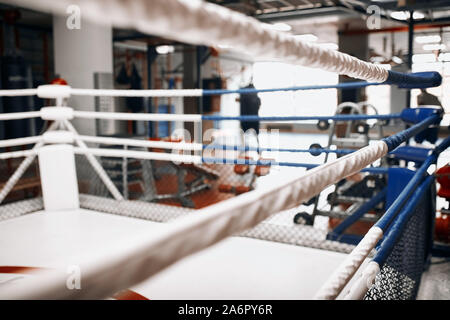 Ring de boxe professionnelle . close up photo recadrée. salle de sport avec un intérieur moderne. avant-plan flou.sport vide Banque D'Images