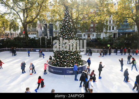 London UK. 28 octobre 2019.Les gens profiter de skating autour de l'arbre de Noël décoré au musée d'Histoire Naturelle de patinoire qui a ouvert aux membres du public amer ghazzal /Alamy live News Banque D'Images
