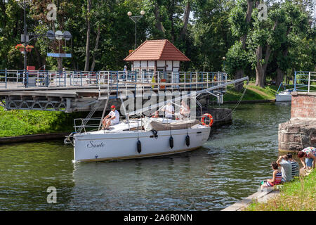 Gizycko, le voilier coule sous le pont tournant historique sur le canal de Gizycko, Pologne Banque D'Images