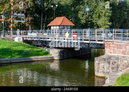 Gizycko, un pont tournant historique, actif sur le Canal de Giżycko, Pologne Banque D'Images