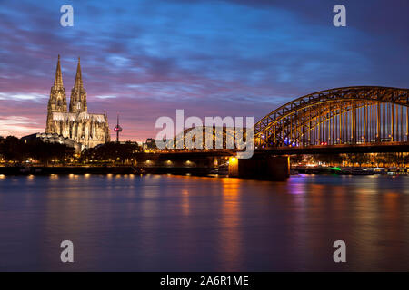 Vue depuis le quartier de Deutz, la cathédrale et le pont Hohenzollern, Cologne, Allemagne. Blick von Deutz zum Dom und zur Hohenzollernbruecke, Koe Banque D'Images