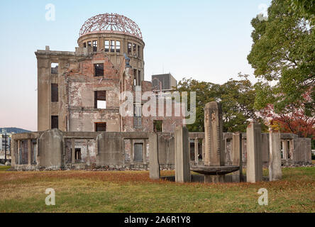 Les ruines du Dôme de la bombe atomique, l'ancienne préfecture de Hiroshima la promotion industrielle Hall, qui a été à l'hypocentre de la bombe atomique. Hiro Banque D'Images