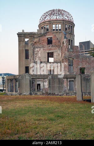 Les ruines du Dôme de la bombe atomique, l'ancienne préfecture de Hiroshima la promotion industrielle Hall, qui a été à l'hypocentre de la bombe atomique. Hiro Banque D'Images