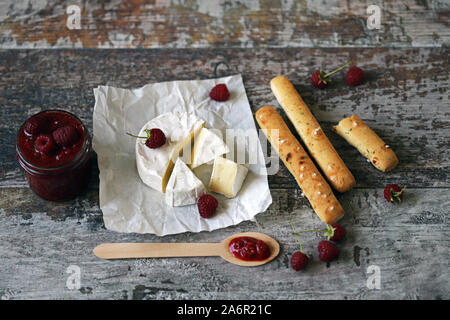 Le camembert avec sauce aux framboises et grossini bâtons. Kéto friendly. Ambiance italienne. Focus sélectif. Macro. Banque D'Images