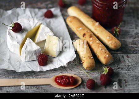 Le camembert avec sauce aux framboises et grossini bâtons. Kéto friendly. Ambiance italienne. Focus sélectif. Macro. Banque D'Images