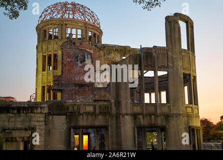 La vue de ruines du squelette du Dôme de la bombe atomique à la lumière du soir. Hiroshima Peace Memorial Park. Hiroshima. Le Japon Banque D'Images