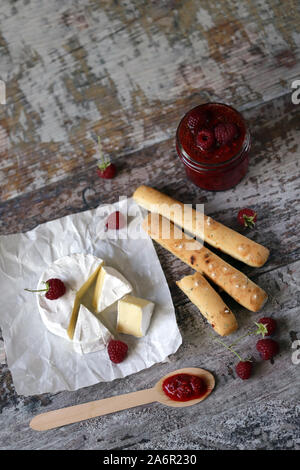 Le camembert avec sauce aux framboises et grossini bâtons. Kéto friendly. Ambiance italienne. Focus sélectif. Macro. Banque D'Images