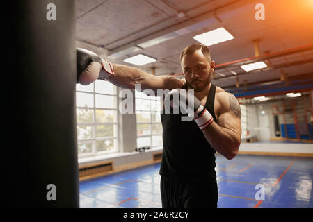 Placer un boxeur droit lors de l'entraînement, la photo en gros.boxer montrant à la classe de maître de sport. la photo en gros Banque D'Images