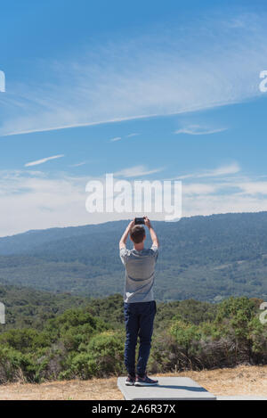 Vue arrière Caucasian man taking photo de la nature, paysage de montagne de San Jose Banque D'Images