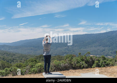 Vue arrière Caucasian man taking photo de la nature, paysage de montagne de San Jose Banque D'Images