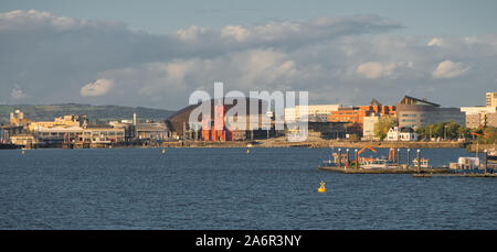 Une vue panoramique sur la baie de Cardiff au Pays de Galles, Royaume-Uni, sur une soirée à l'automne Banque D'Images