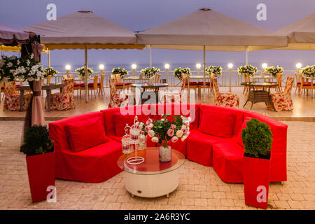 Dans un bar de la table rouge Banque D'Images